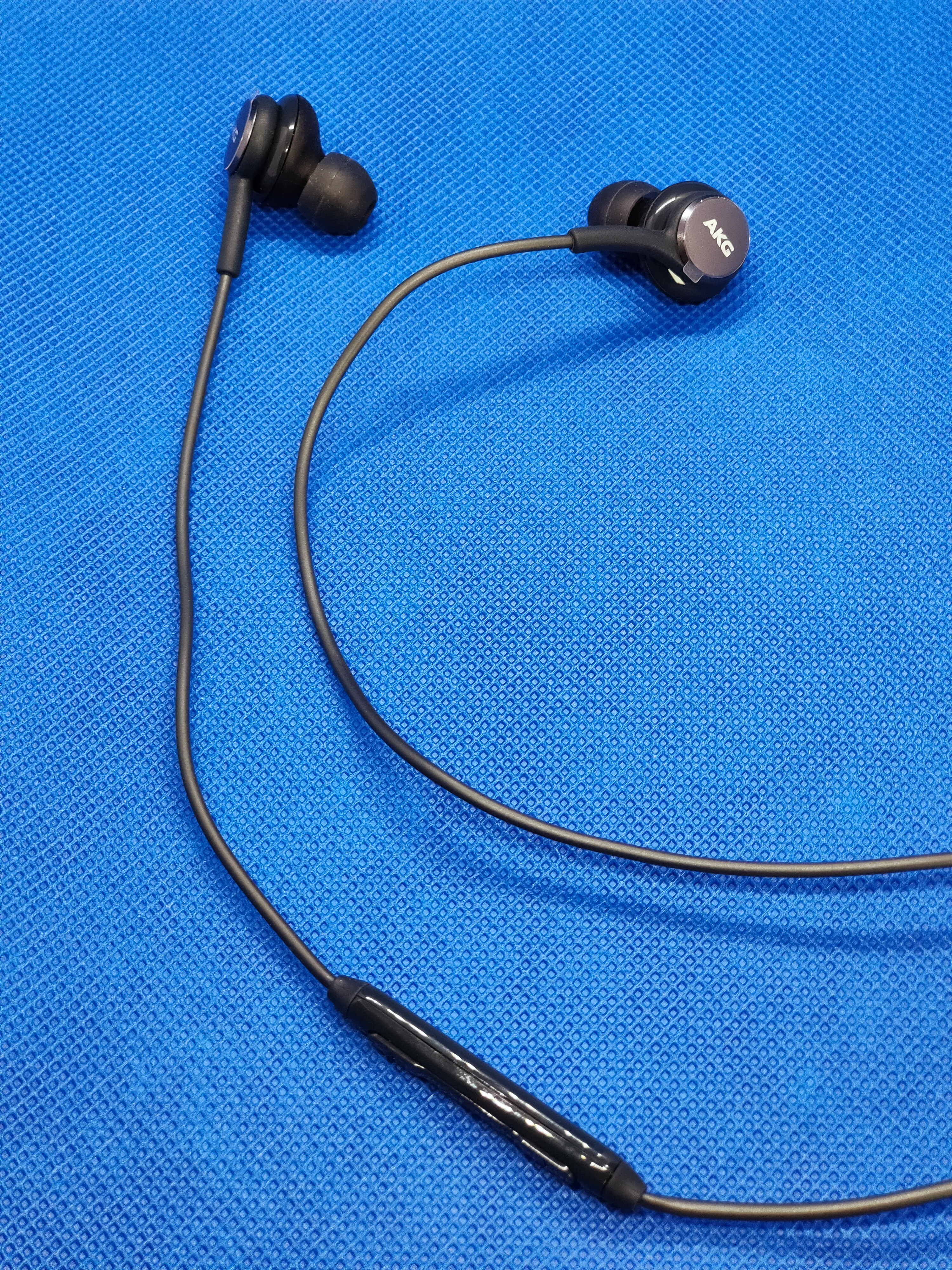 akg